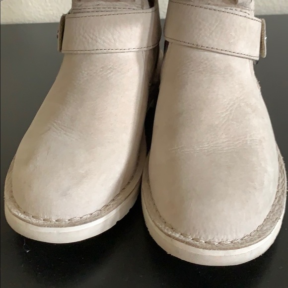 UGG Boots - cream/off white leather,size 6 1/2 or7 - Picture 5 of 8